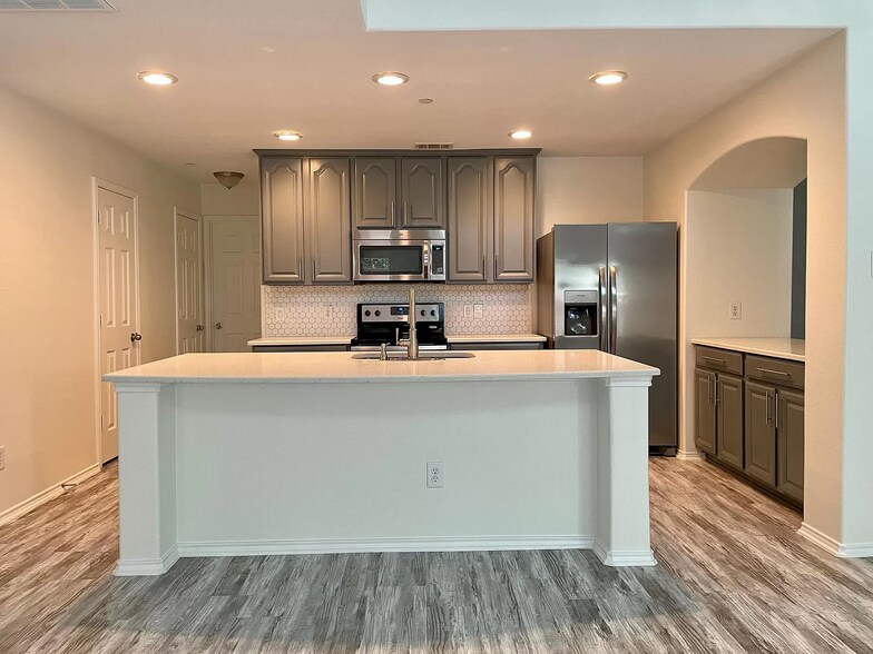 Building Photo - 1165 Sophia St