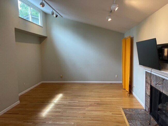 Building Photo - Lovely 3 BED / 2 BATH family home in Parkside neighborhood!