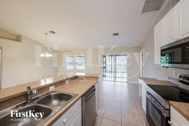 Building Photo - 652 Keller St E