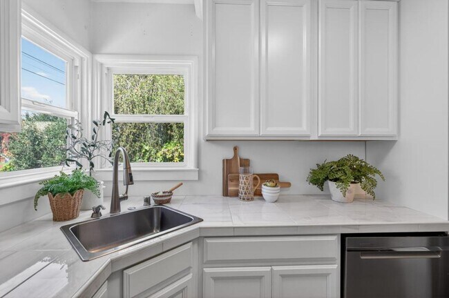 Building Photo - 2 bedroom | 1 bathroom | Single family in East Sac