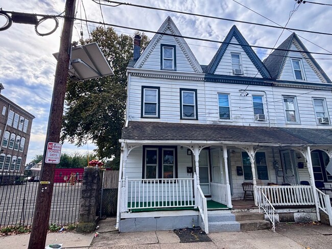 Building Photo - 4 Bedroom Home for Rent in Trenton