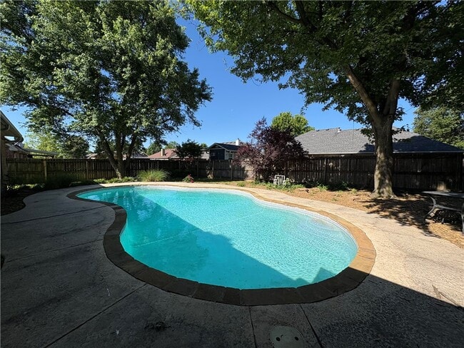 Building Photo - 220 Bluff Dr