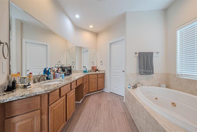 Building Photo - 24 Versante Ct
