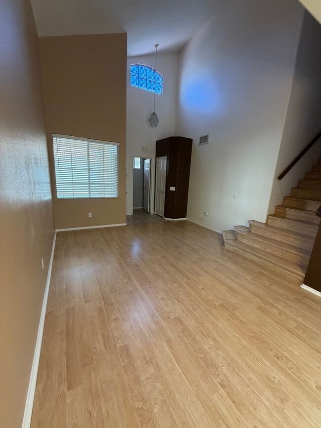 Building Photo - 3 Bed, 2.5 Bath Townhome in gated Park Lane Community