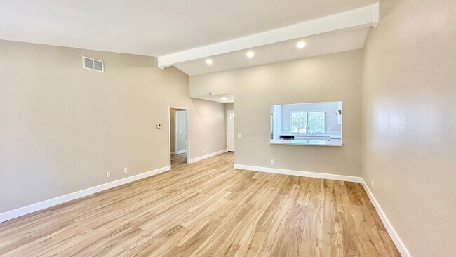 Building Photo - Fully Remodeled Upper Unit Condo in the De...