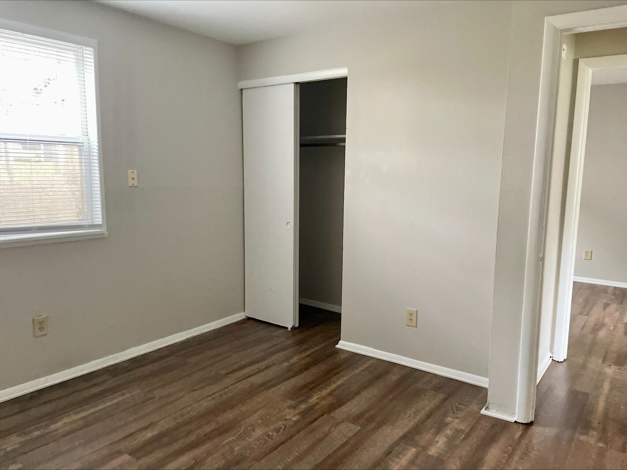 Building Photo - 497 Julien Cir