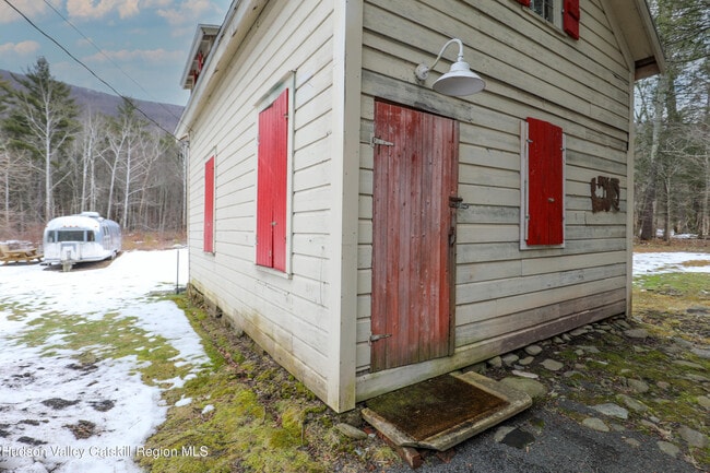 Building Photo - 683 Woodland Valley Rd