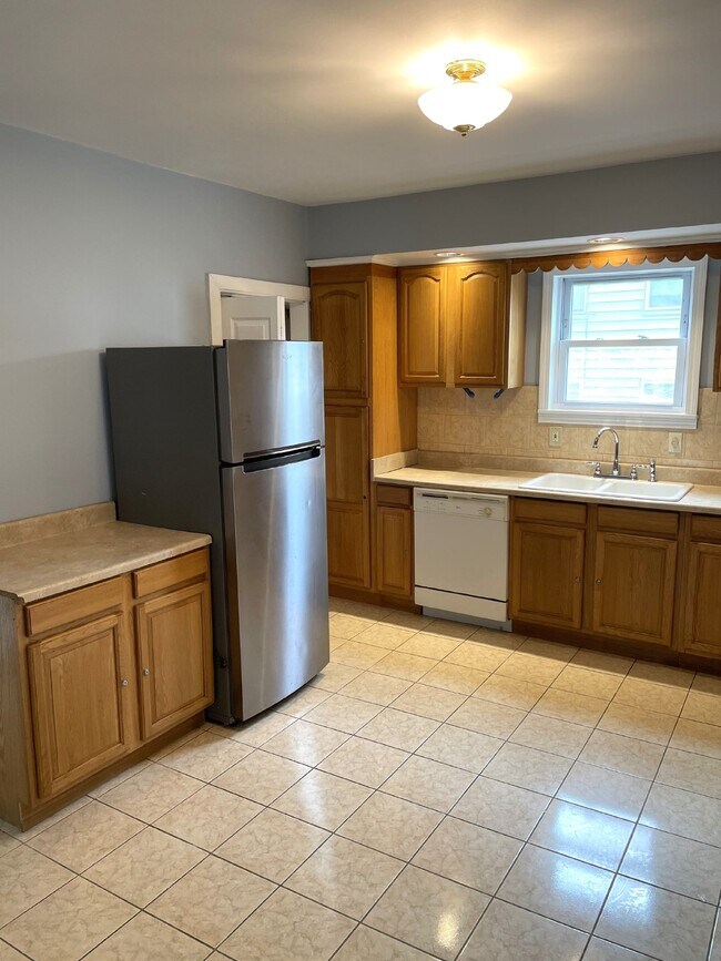 Building Photo - "Charming 3-Bedroom Apartment in Worcester...