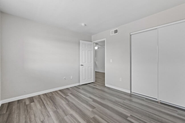 Building Photo - 2 Bedroom, 2 Bath Condo Near Nellis Air Fo...