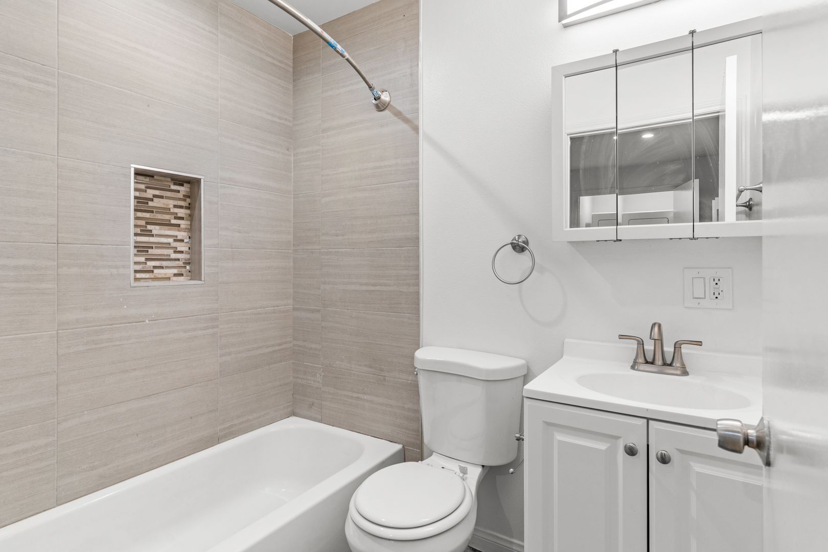 Building Photo - 3032 E 7th St