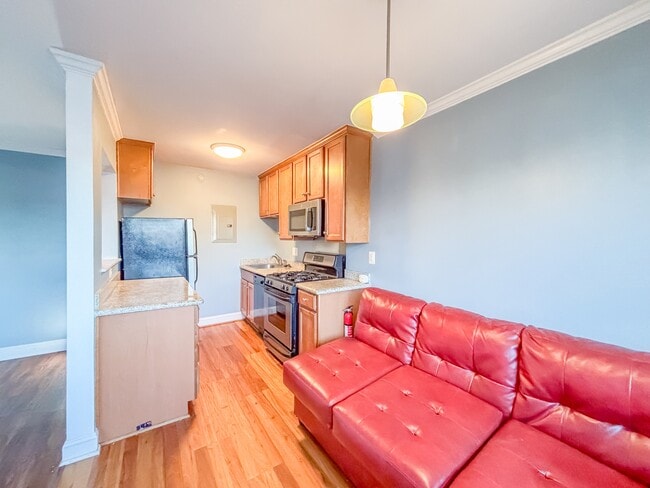 Building Photo - 610 Main St