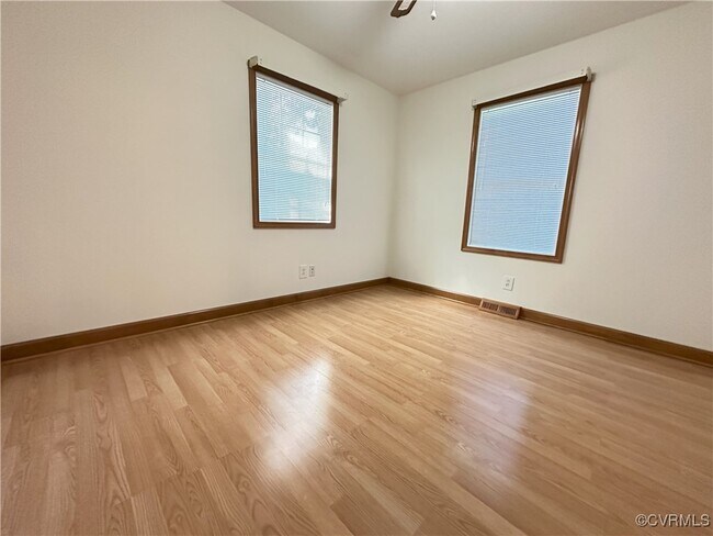 Building Photo - 16421 Chinook Dr