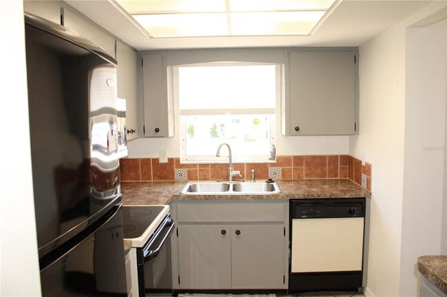 Building Photo - 5062 Live Oak Cir