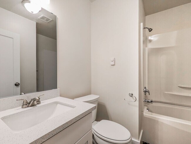 Building Photo - **Move-In Special** Charming & Recently updated 2 bed, 1 bath home!