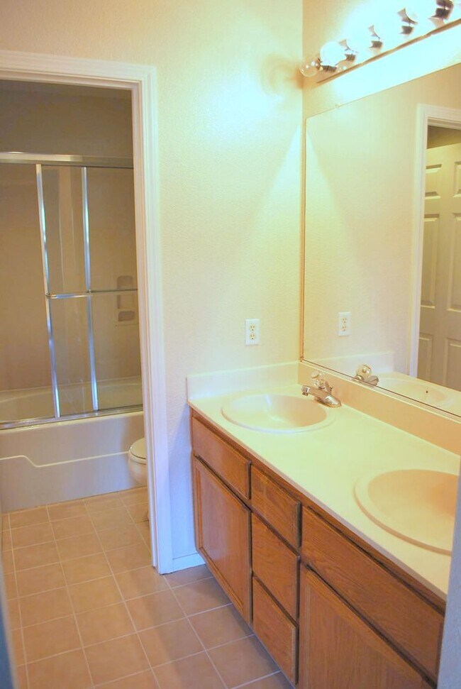 Building Photo - REDUCED ! Bright & Modern Townhouse in Beautiful Danville! Close to Blackhawk Plaza!