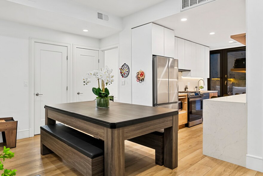 Building Photo - 1566 Beacon St