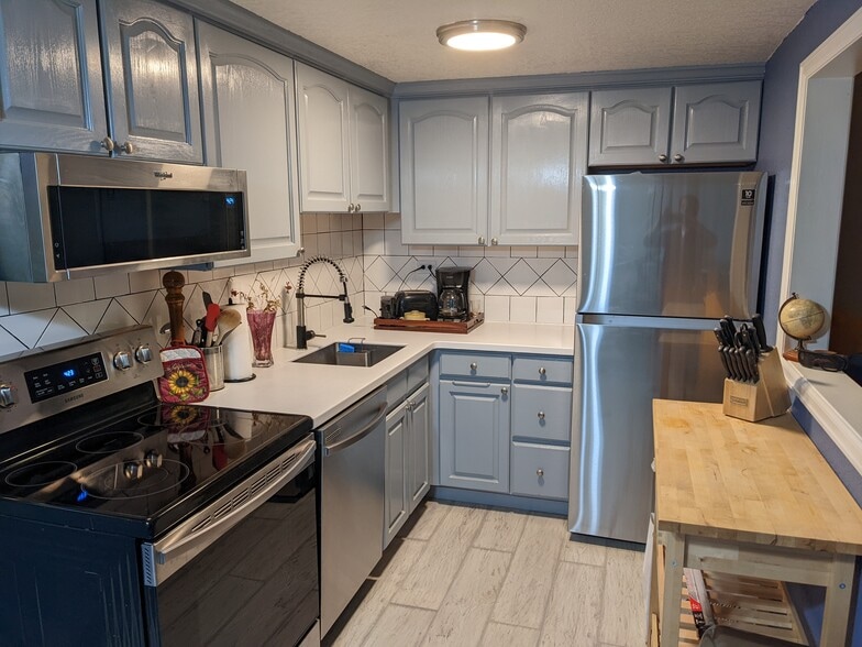 Building Photo - 655 N Pearl St