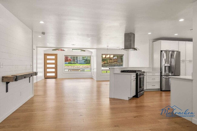 Building Photo - Modernized Spacious 3 Bedroom Home with Lush Outdoor Living in the Heart of Ashland