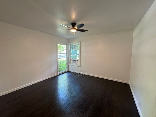 Building Photo - 400-402 North Jefferson - Kaufman