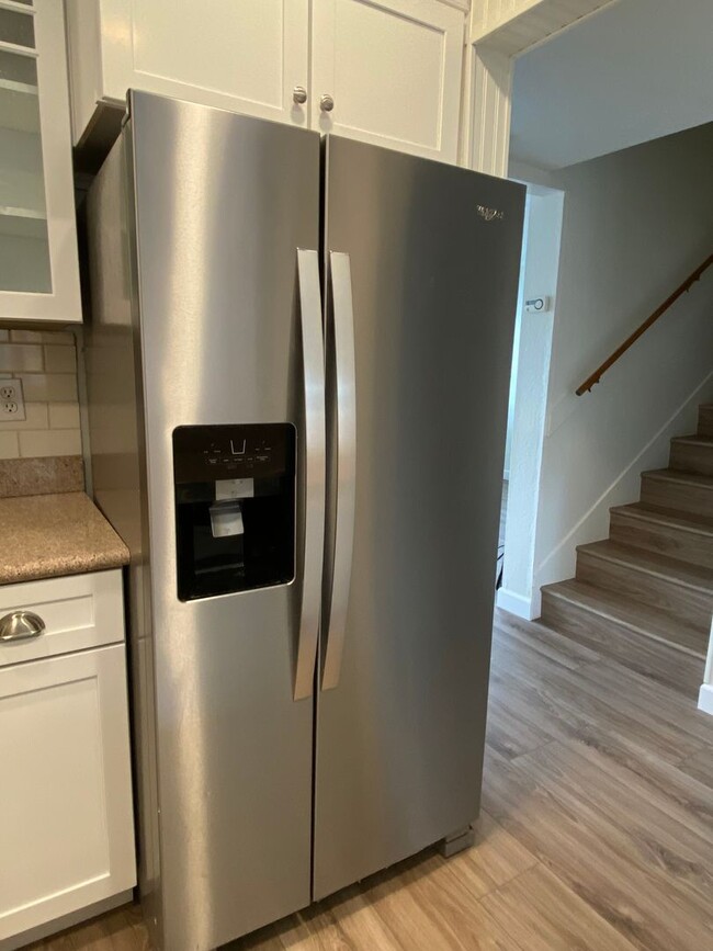 Building Photo - Tastefully Renovated Townhouse Available t...