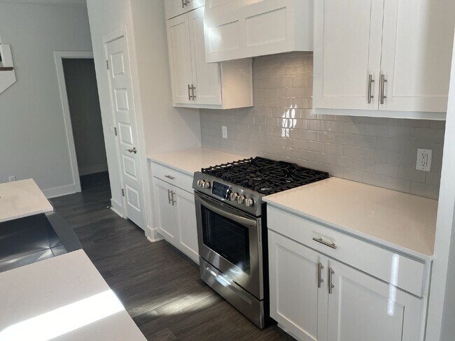 Building Photo - 2351 E Amherst Aly