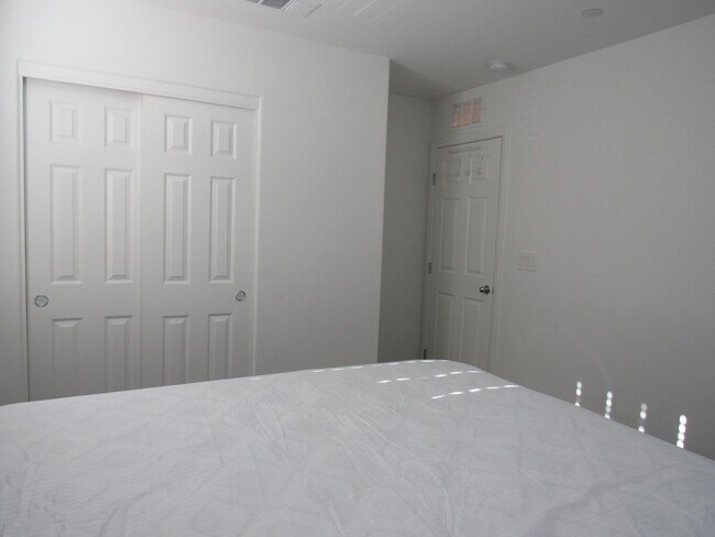 Building Photo - 3 Bedroom Townhome located near Nellis Base!