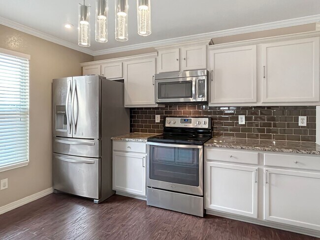 Building Photo - Spacious 5-Bedroom Retreat with Oversized ...