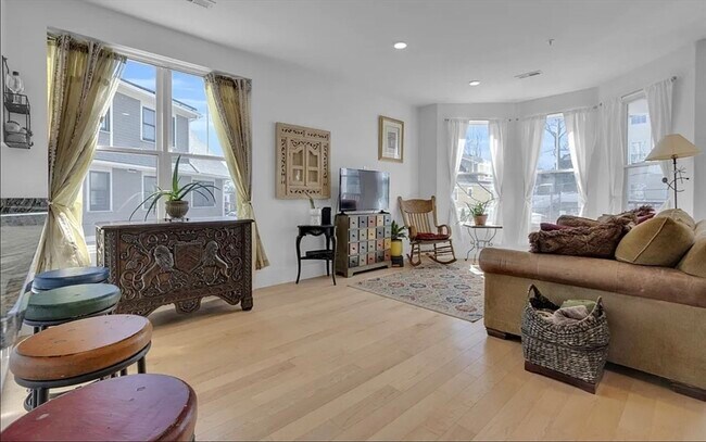 Building Photo - 41 Woodville St