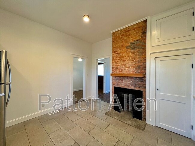 Building Photo - 125 Burton St