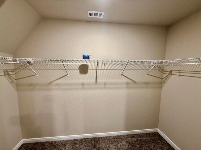 Building Photo - Modern Comfort and Stylish Living