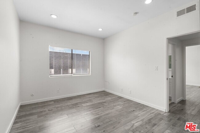 Building Photo - 424 Westmoreland Ave