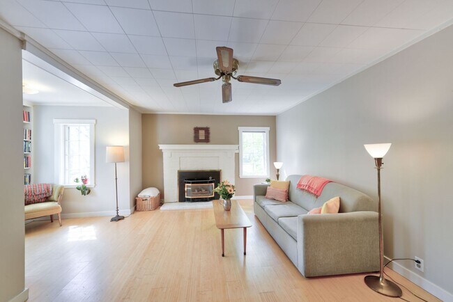 Building Photo - Beautiful Craftsman Bungalow on the edge of the Historic Fort Russell Dristrict