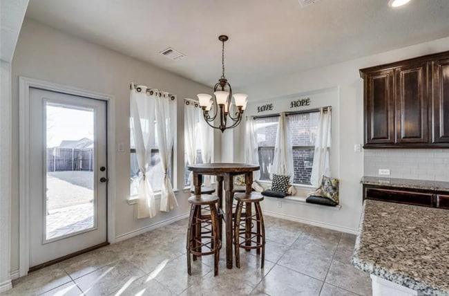 Building Photo - 404 S Hill Dr