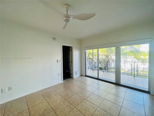 Building Photo - 946 Bay Dr