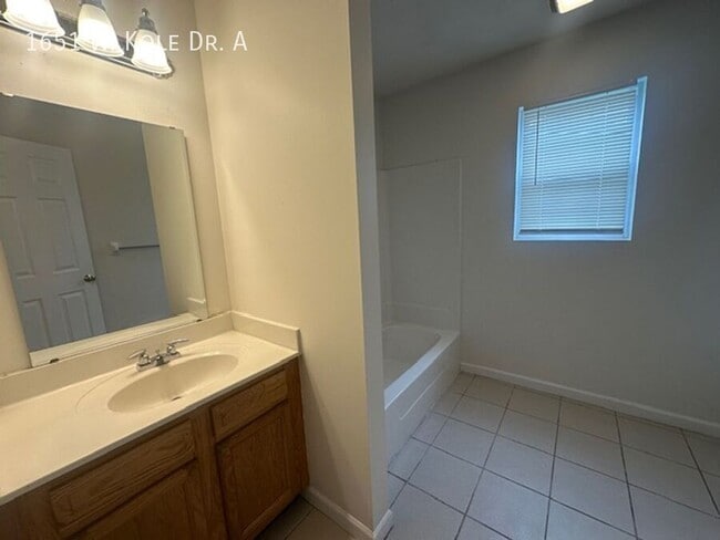 Building Photo - 1651 W Kole Dr