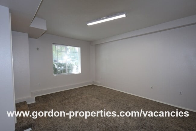 Building Photo - NE Halsey St - Gresham 2 bedroom townhouse with den/office