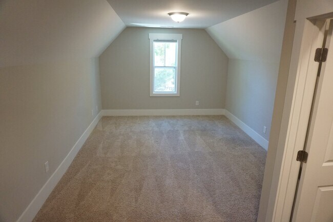 Building Photo - 4BR/3.5BA Home in the Gated Community of R...