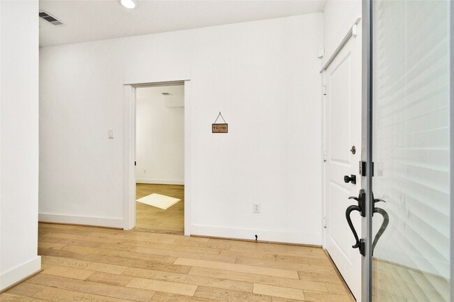 Building Photo - 208 N York St