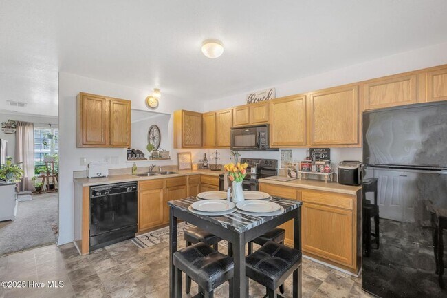 Building Photo - Very Well Maintained Townhome In Carolina ...