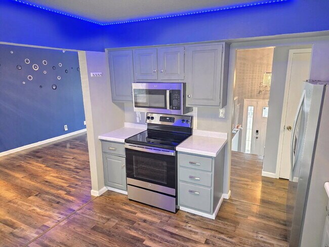 Building Photo - 320 34th St