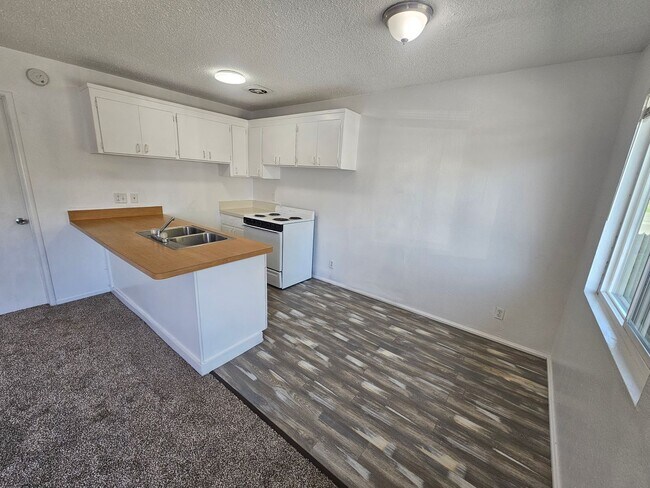 Building Photo - 1 Bedroom 1 Bath Triplex Unit in Los Molinos!