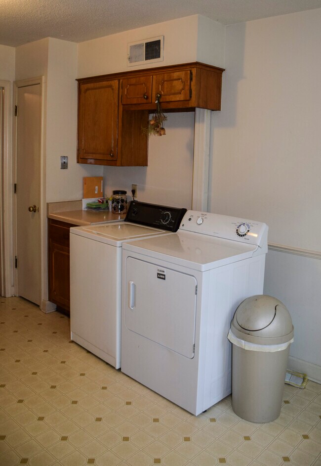 Building Photo - 596 Country Club Ln