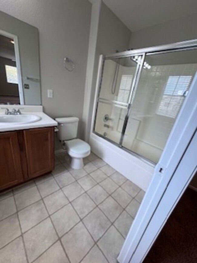 Building Photo - 3Bed/2.5Bath/2Car Residence located in North Las Vegas gated community!