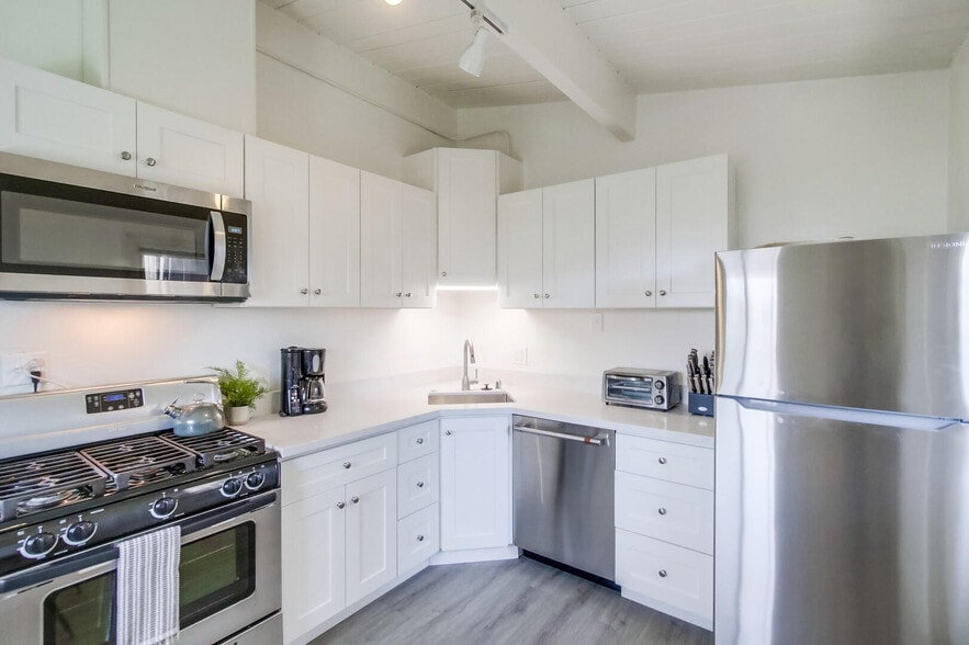 Building Photo - 4114 Fond du Lac Ave