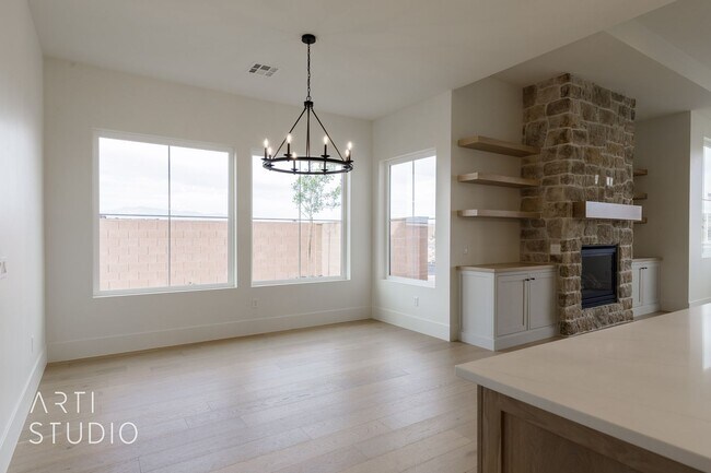 Building Photo - Beautiful Fully Furnished 3 bedroom, 2.5 B...