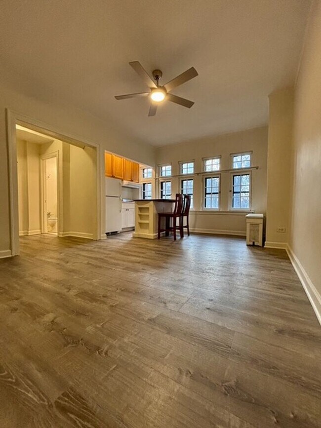 Building Photo - 5421 S Cornell Ave