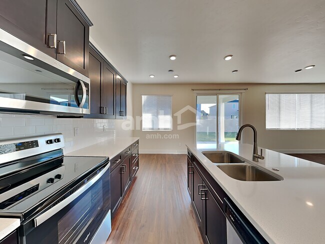 Building Photo - 1069 S Woodsome Ave