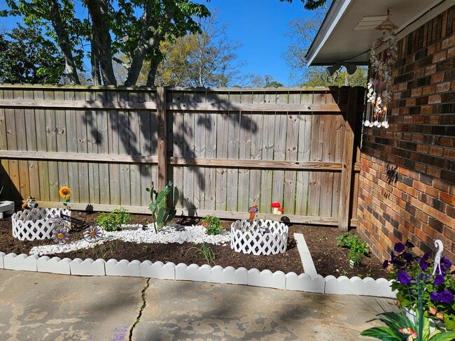 Building Photo - 3 BEDROOM