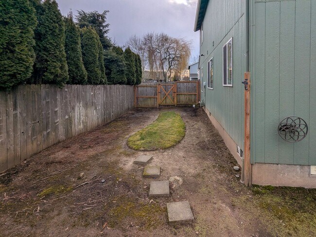 Building Photo - 1497 Golden Ln N