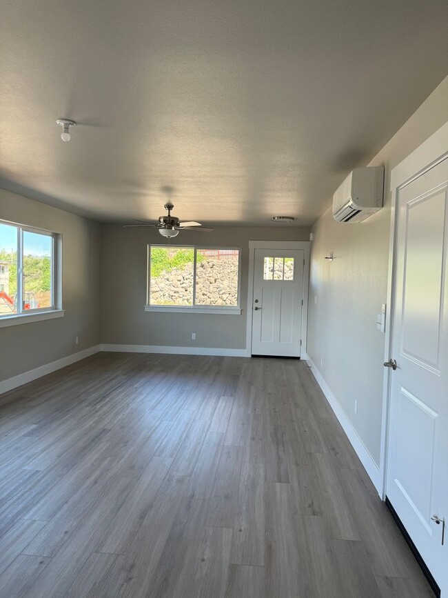 Building Photo - Newer West Roseburg 3-Bedroom, 2.5-Bath Townhouse